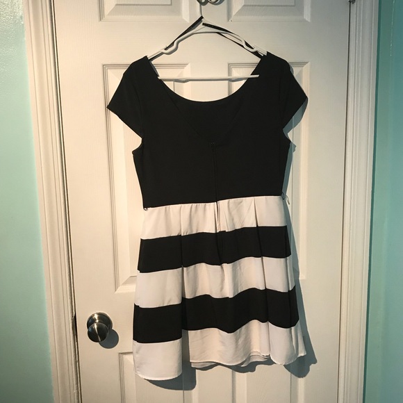 Black and white dress stripped on bottem🛍 - Picture 1 of 3